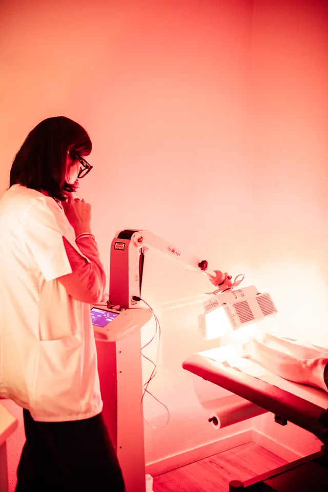Une séance de photobiomodulation chez Lumynéa